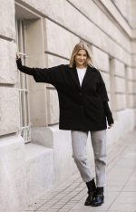 Płaszcz jodełka sweterkowy rękaw