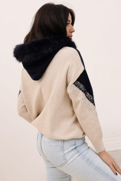 Sweter cekiny kaptur futerko