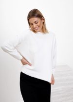 Sweterek dekolt perełki