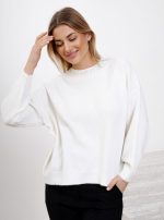 Sweterek dekolt perełki