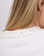 Sweterek dekolt perełki