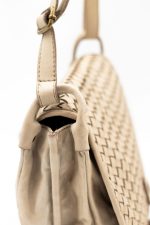 Torebka z pleciona klapką – Beż, Średni