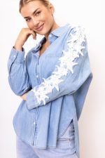 Koszula jeans ramiona gipiura perełki – Niebieski, S/M