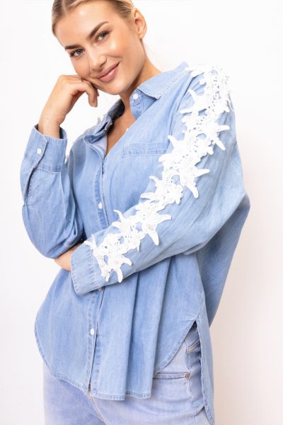 Koszula jeans ramiona gipiura perełki – Niebieski, S/M