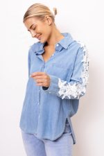 Koszula jeans ramiona gipiura perełki – Niebieski, S/M