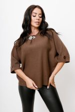 Sweter dekolt broszka kamienie – Czekolada, UNI