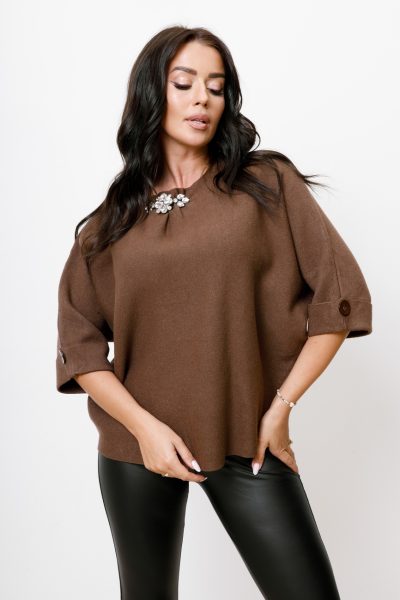 Sweter dekolt broszka kamienie – Czekolada, UNI